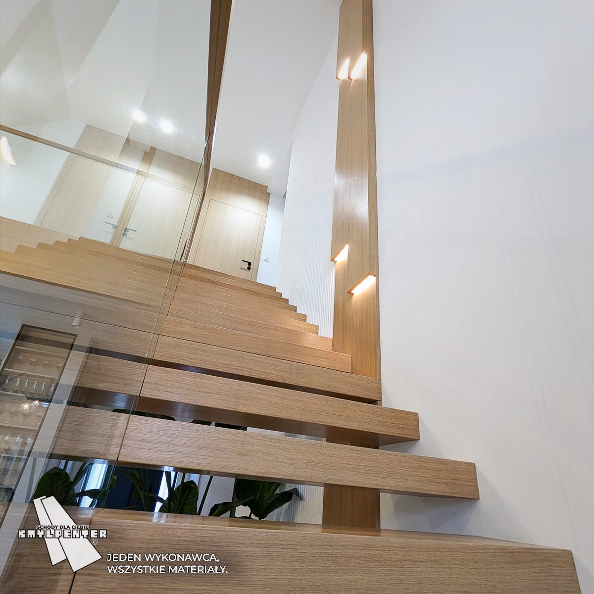 Schody półkowe z balustradą szklana